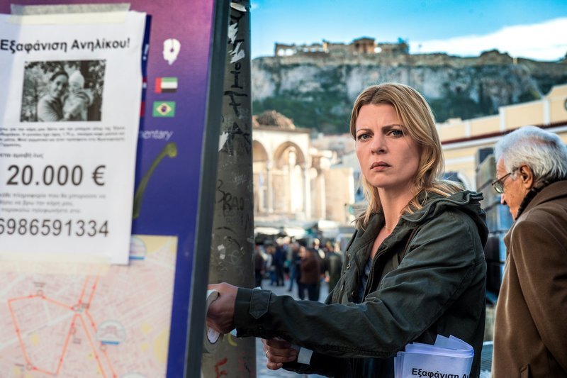 Tessa (Jördis Triebel) hängt in Athen Flugzettel auf. – Bild: BR/​Senator Film Köln GmbH