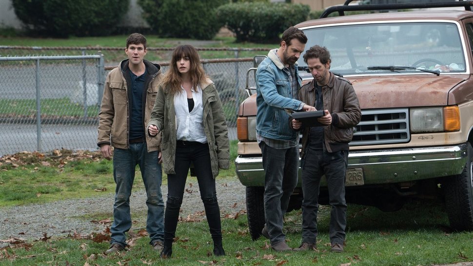 Joel (Austin Stowell, li.), Gloria (Anne Hathaway), Oscar (Jason Sudeikis) und Garth (Tim Blake Nelson, re.) – Bild: RTL 2