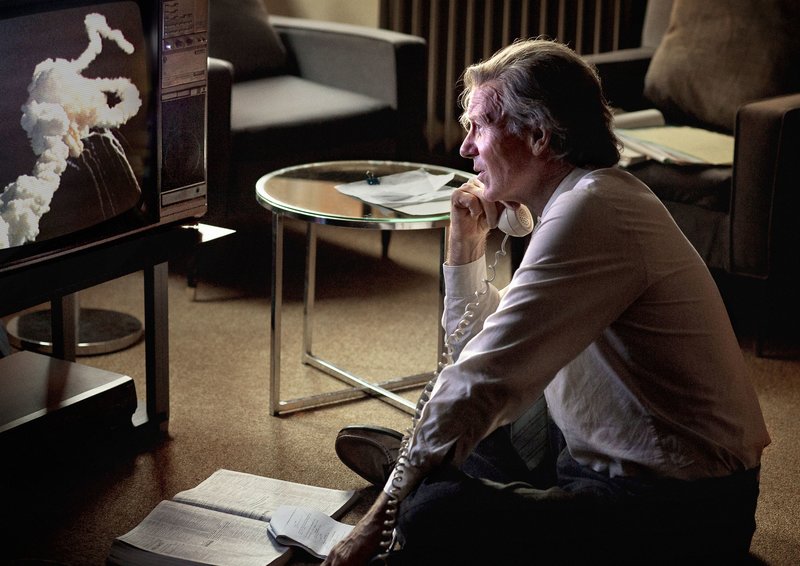 Dr. Richard Feynman (William Hurt) erhält einen wichtigen Anruf aus Washington. – Bild: ARD Degeto/BBC/Patrick Toselli Dr. Richard Feynman (William Hurt) erhält einen wichtigen Anruf aus Washington. – Bild: ARD Degeto/BBC/Patrick Toselli