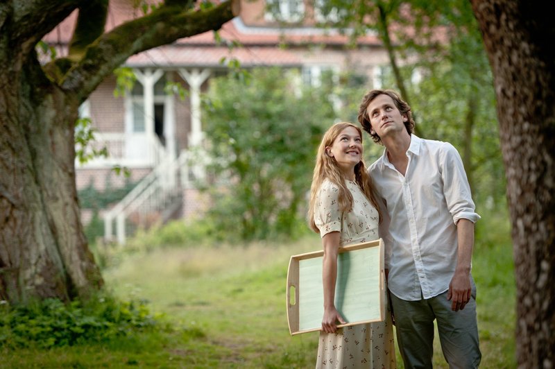 Iris (Hannah Herzsprung) zeigt Max (Florian Stetter) das Anwesen, das sie von ihrer Großmutter geerbt hat. – Bild: ZDF und Gordon A. Timpen