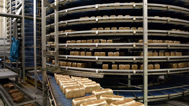 Toastbrot in der Kühlspirale, Harry-Brot Fabrik, Deutschland. – Bild: 3sat
