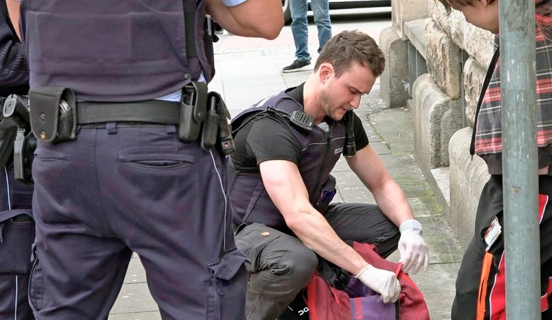 Kommissar Daniel Voigt gehört zum „Kriminaldauerdienst“ in Stuttgart. Das sind mit die Ersten am Tatort und sichern Spuren. – Bild: SWR/​Günther Henel