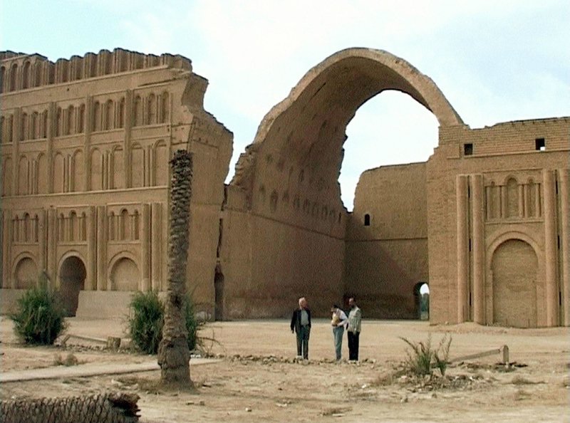 Schwere Beschädigungen erlitt der Palast aus dem dritten Jahrhundert auch im Golfkrieg von 1991. – Bild: PHOENIX/​ARTE/​M. Pachachi