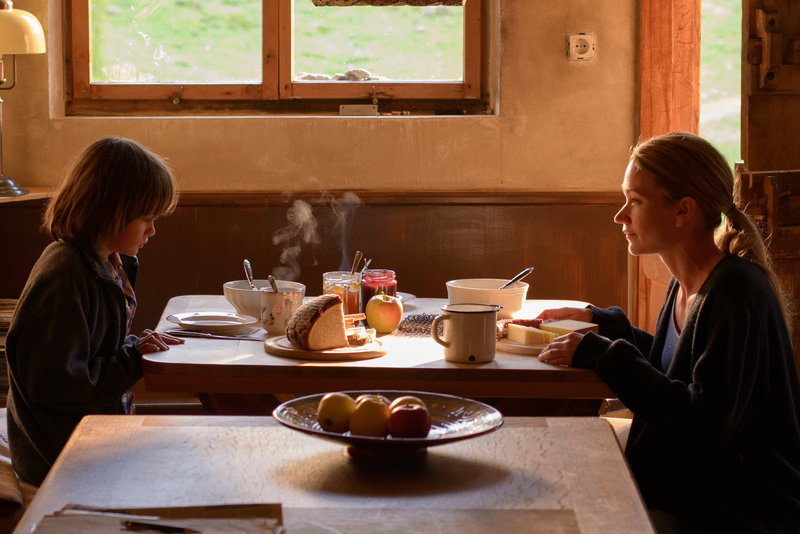 Sarah (Lisa Maria Potthoff, r.) macht Frühstück, Lino (Aaron Kissiov, l.) erinnert sich – Bild: ZDF und Frédéric Batier Sarah (Lisa Maria Potthoff, r.) macht Frühstück, Lino (Aaron Kissiov, l.) erinnert sich – Bild: ZDF und Frédéric Batier