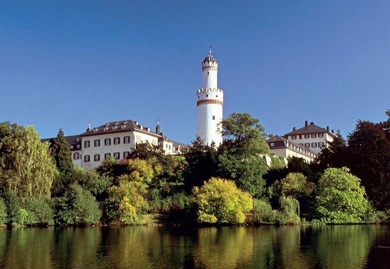 Blick auf das Schloss in Bad Homburg und den Schlossteich. – Bild: HR/​Kur-u-Kongress-GmbH Bad Hombu