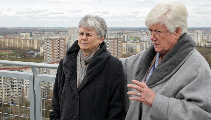 Schwester Michaela Bank (re.) und Angelika Kollacks (li.). – Bild: rbb/​Juri Köster