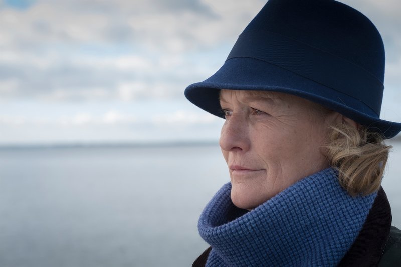 Uta Carstens (Suzanne von Borsody) geht oft zum Meer um ihren Gedanken nachzuhängen. – Bild: ZDF und Christine Schroeder.