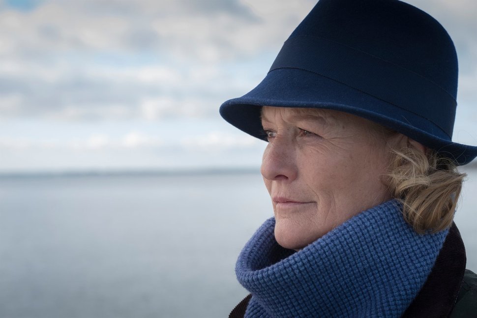 Uta Carstens (Suzanne von Borsody) geht oft zum Meer um ihren Gedanken nachzuhängen. – Bild: ZDF und Christine Schroeder.