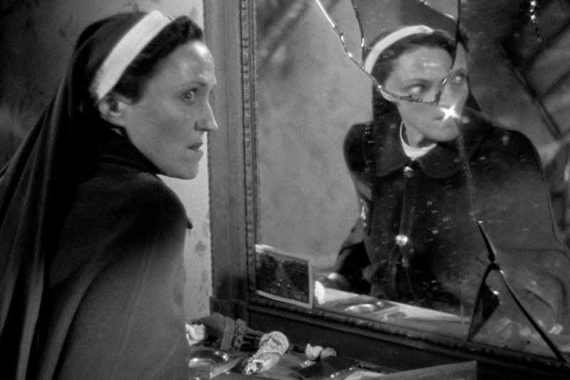 Die Krankenschwester Marie Corbin (Héléna Manson) wird lange zu Unrecht verdächtigt, der Rabe zu sein. – Bild: ARTE France 