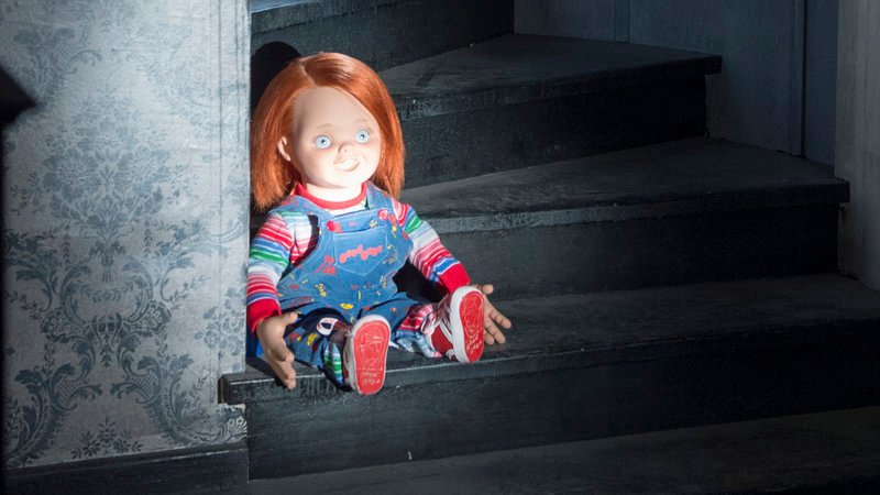 Eines Tages hat Nica (Fiona Dourif) die mysteriöse sprechende Puppe Chucky (Brad Dourif) in der Post. Sie überzeugt ihre Eltern, dass sie die Puppe behalten darf. Ein grober Fehler, denn schon bald folgt eine brutale Mordserie und der Verdacht fällt auf das rothaarige sprechende Spielzeug. – Bild: NBCU