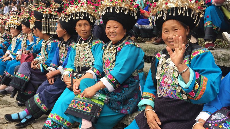 DOK Sonntag: Hunan – Die andere Welt von Avatar
Traditionelle Frauen des Volkes der Mioas
SRF/​Adamis Prod.) – Bild: SRF1