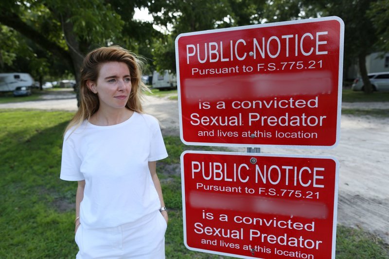 Reporterin Stacey Dooley in Starke, Bradford, Florida: Hier warnen rote Schilder vor Sexualstraftätern. – Bild: ZDF und Candace Davies.