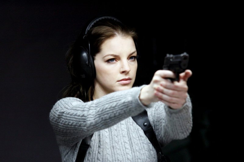 Maria Teiss (Yvonne Catterfeld) ist eine außergewöhnlich konsequente und kompromisslose Polizistin. Eines Tages erhält sie den Auftrag, die Suche nach einem mehrfach verurteilten Kinderschänder aufzunehmen, der spurlos verschwunden ist – und mit ihm ein kleines Mädchen, das nächste Opfer … – Bild: Sat.1 Eigenproduktionsbild frei Maria Teiss (Yvonne Catterfeld) ist eine außergewöhnlich konsequente und kompromisslose Polizistin. Eines Tages erhält sie den Auftrag, die Suche nach einem mehrfach verurteilten Kinderschänder aufzunehmen, der spurlos verschwunden ist – und mit ihm ein kleines Mädchen, das nächste Opfer … – Bild: Sat.1 Eigenproduktionsbild frei