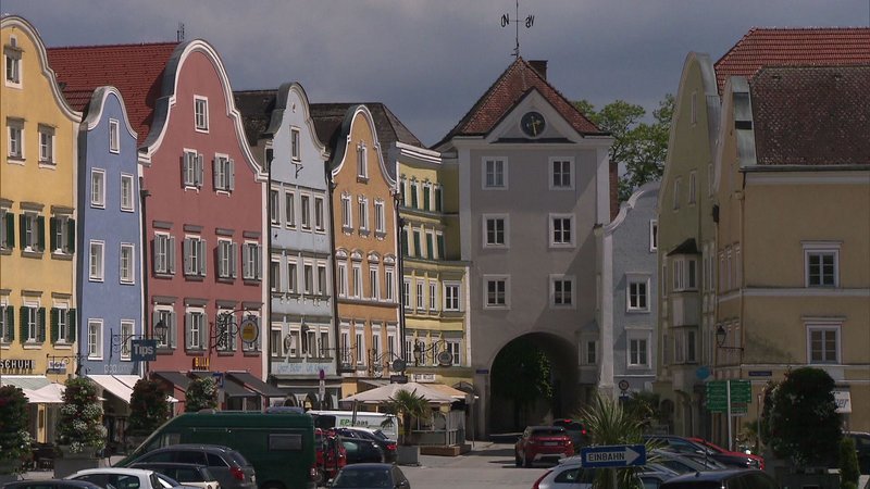 Blick auf die Rundgiebelhäuser der Stadt Schärding. – Bild: BR