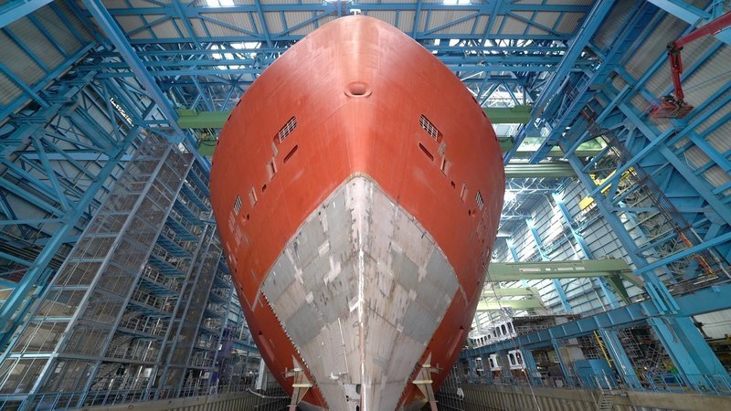 Die AIDAnova in der Schiffswerft Papenburg: Der Luxusliner hat allein 20 Decks. – Bild: ZDF und Paul Rigert./​Paul Rigert