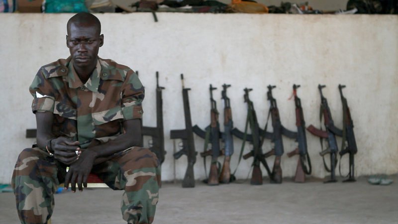 Ein Soldat der sudanesischen Armee im Zentrum Jubas, der Hauptstadt des Südsudan – Bild: ARTE France