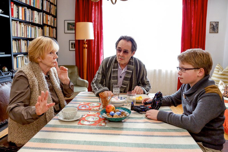 Christine Schorn (Katharina), Uwe Kockisch (Konrad), Kieran West (Georg). – Bild: ORF/​Ziegler Film/​Steffen Junghans