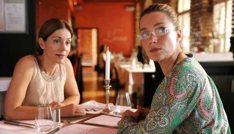 Hannah (Aglaia Szyszkowitz, rechts) kümmert sich aufopferungsvoll um die spielsüchtige Jenny (Ulrike C. Tscharre). – Bild: ARD Degeto/​ARD Degeto/​Barbara Bauriedl