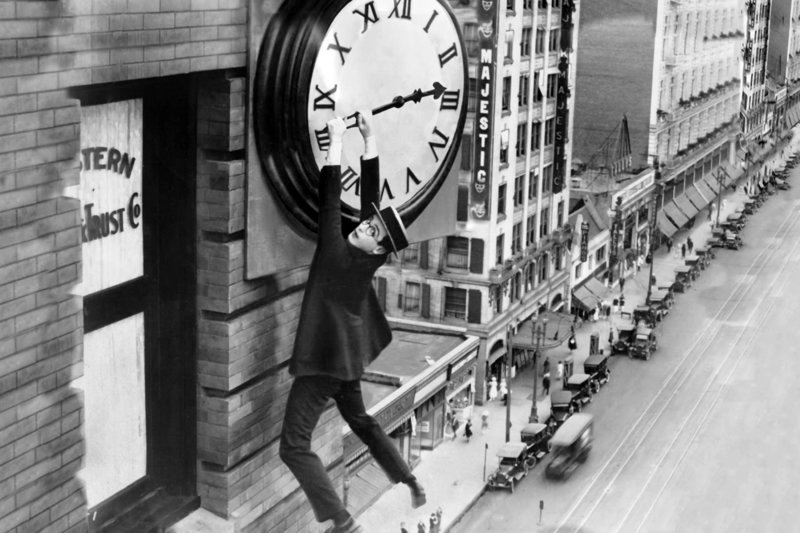 Harold Lloyd in &#x84;Ausgerechnet Wolkenkratzer&#x93; (im Original &#x84;Safety Last&#x93;) aus dem Jahr 1923: Diese Szene ging in die Filmgeschichte ein. – Bild: ZDF /​ © Harold Lloyd Trust