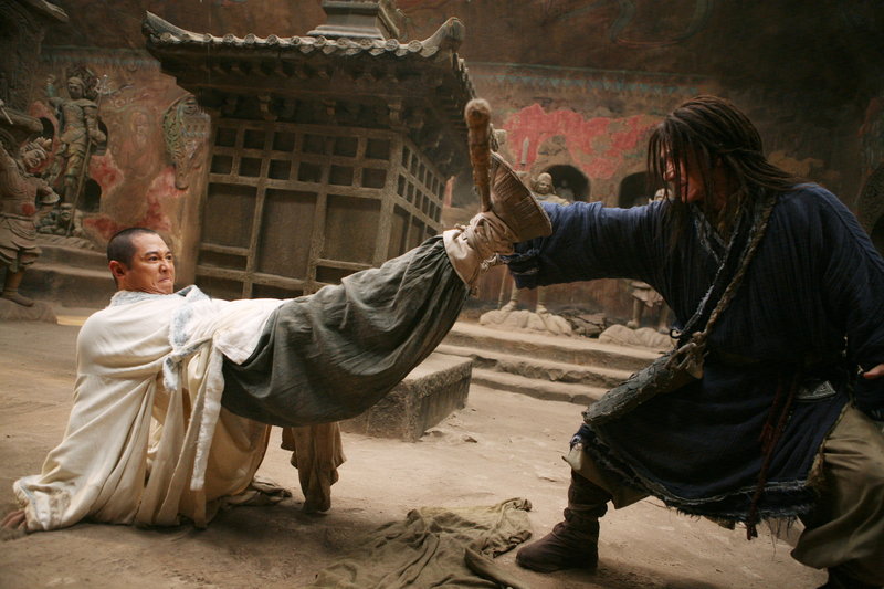 Der Mönch (Jet Li, l.) und Lu Yan (Jackie Chan, r.) wollen den jungen Jason aus der Zukunft mit Hilfe einer soliden Kung-Fu Ausbildung auf seine Bestimmung und die damit verbundenen Kämpfe vorbereiten ... – Bild: 2008 J&J Project LLC. ALL RIGHTS RESERVED. Lizenzbild frei Der Mönch (Jet Li, l.) und Lu Yan (Jackie Chan, r.) wollen den jungen Jason aus der Zukunft mit Hilfe einer soliden Kung-Fu Ausbildung auf seine Bestimmung und die damit verbundenen Kämpfe vorbereiten ... – Bild: 2008 J&J Project LLC. ALL RIGHTS RESERVED. Lizenzbild frei