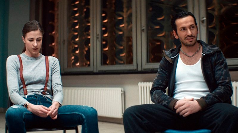 Emma (Natalia Belitski) und Frank (Arnel Taci) – Bild: MDR/​Casey Campbell