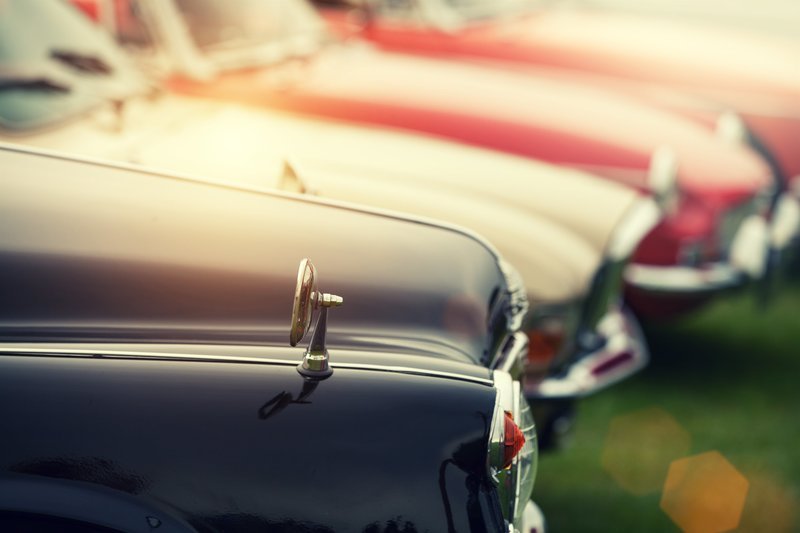 A row of classic vintage cars on a sunny day – Bild: Sean Gladwell /​ Getty Images /​ Moment RF