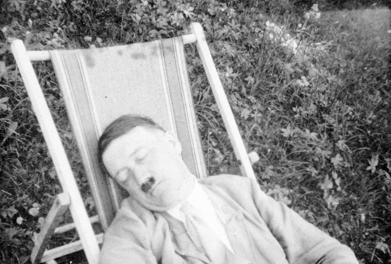1929, Adolf Hitler, Zeit für ein Nickerchen. – Bild: ORF