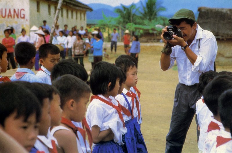 Der japanische Fotoreporter Akutagawa (George Lam) wird drei Jahre nach dem Ende des Vietnamkriegs eingeladen, an seine alte Wirkungsstätte zurückzukehren, um die aktuelle Situation des Landes zu dokumentieren. – Bild: ARTE France /​ © Bluebird Movie Enterprises Ltd