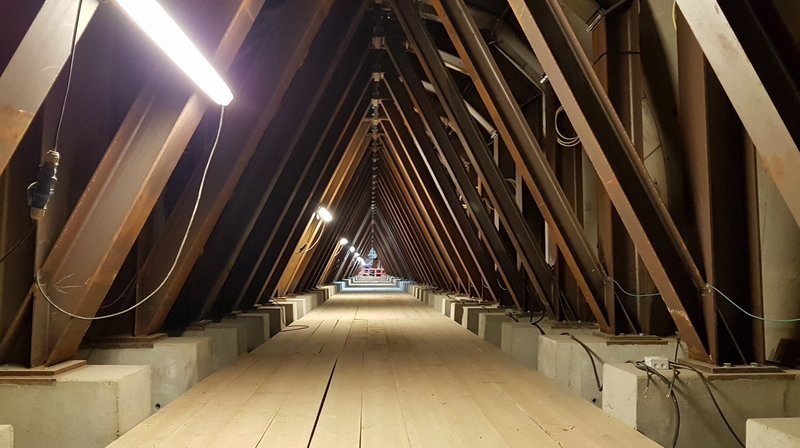Für die Verlängerung der U-Bahnlinie 5 sind unter dem historischen Berliner Stadtzentrum mehr als zwei Kilometer Tunnel gebaut worden. Mit dem Lückenschluss zwischen Alexanderplatz und Brandenburger Tor entstehen drei neue U-Bahnhöfe. Der U-Bahnhof Museumsinsel wird der Eingang zu Berlins größter Kulturstätte. – Foto: Die Baustelle liegt unterhalb der Spree und muss aufwändig gesichtert werden. – Bild: rbb Für die Verlängerung der U-Bahnlinie 5 sind unter dem historischen Berliner Stadtzentrum mehr als zwei Kilometer Tunnel gebaut worden. Mit dem Lückenschluss zwischen Alexanderplatz und Brandenburger Tor entstehen drei neue U-Bahnhöfe. Der U-Bahnhof Museumsinsel wird der Eingang zu Berlins größter Kulturstätte. – Foto: Die Baustelle liegt unterhalb der Spree und muss aufwändig gesichtert werden. – Bild: rbb