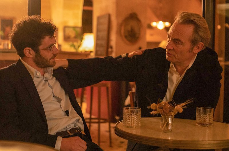 Meine überirdische Mutter – Bild: Ivan Mathie 2018 /​ Max (Félix Moati) mit seinem Onkel Philippe (Gilles Cohen)