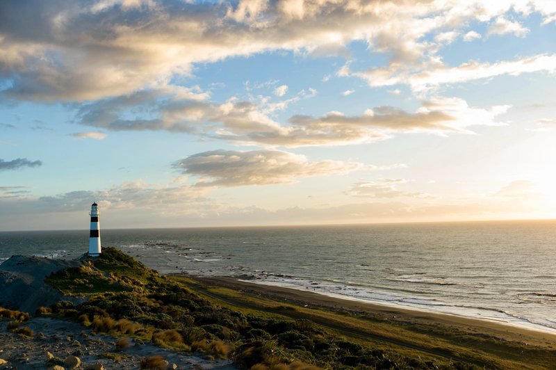 "The Light Between Oceans - Liebe zwischen den Meeren", Australien, Dezember 1918. Tom Sherbourne übernimmt die Stelle als Leuchtturmwärter, um auf der entlegenen Insel seinen traumatisierenden Erlebnissen als Soldat im Ersten Weltkrieg zu entkommen. Dort lernt er Isabel, die Tochter seines Arbeitgebers, kennen und lieben. Die beiden heiraten, doch ihr Kinderwunsch bleibt unerfüllt. Als ein Ruderboot mit einem Baby und dessen totem Vater angeschwemmt wird, nehmen sie sich der Kleinen an. Jahre später trifft Tom auf Hannah Roennfeldt, die leibliche Mutter des Findelkindes. – Bild: ORF / Constantin Film "The Light Between Oceans - Liebe zwischen den Meeren", Australien, Dezember 1918. Tom Sherbourne übernimmt die Stelle als Leuchtturmwärter, um auf der entlegenen Insel seinen traumatisierenden Erlebnissen als Soldat im Ersten Weltkrieg zu entkommen. Dort lernt er Isabel, die Tochter seines Arbeitgebers, kennen und lieben. Die beiden heiraten, doch ihr Kinderwunsch bleibt unerfüllt. Als ein Ruderboot mit einem Baby und dessen totem Vater angeschwemmt wird, nehmen sie sich der Kleinen an. Jahre später trifft Tom auf Hannah Roennfeldt, die leibliche Mutter des Findelkindes. – Bild: ORF / Constantin Film