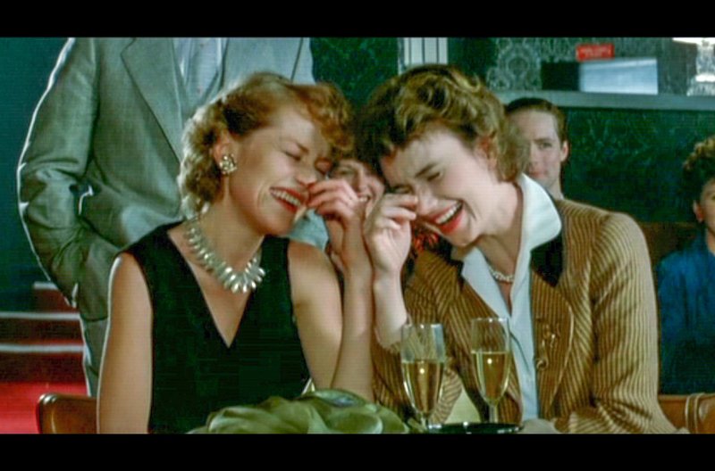 Die beiden unzertrennlichen Freundinnen Lena (Isabelle Huppert, re.) und Madeleine (Miou-Moiu, li.) amüsieren sich in Paris. – Bild: ARTE France / © Studiocanal Die beiden unzertrennlichen Freundinnen Lena (Isabelle Huppert, re.) und Madeleine (Miou-Moiu, li.) amüsieren sich in Paris. – Bild: ARTE France / © Studiocanal
