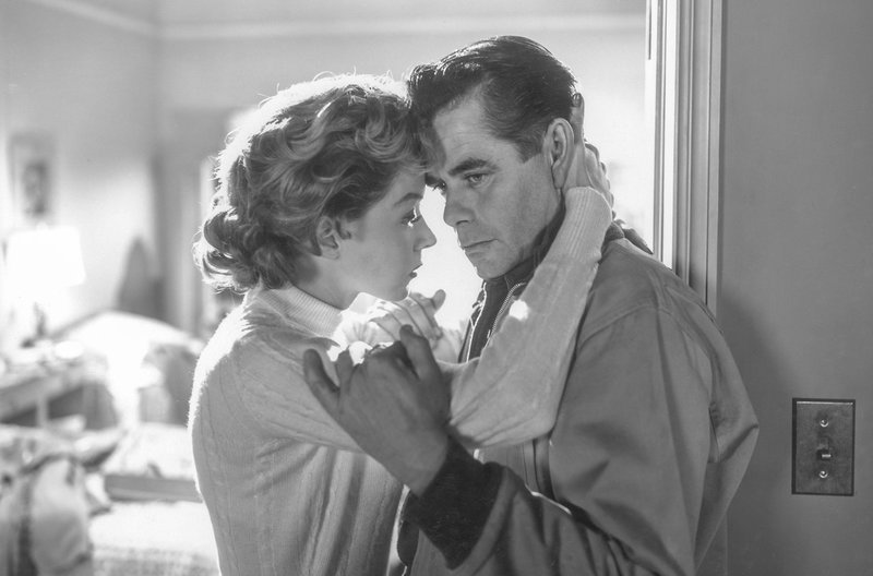 Jeff (Glenn Ford) zögert, die mörderischen Pläne seiner Geliebten Vicky (Gloria Grahame) umzusetzen: Sie will ihren Mann Carl loswerden. – Bild: arte Jeff (Glenn Ford) zögert, die mörderischen Pläne seiner Geliebten Vicky (Gloria Grahame) umzusetzen: Sie will ihren Mann Carl loswerden. – Bild: arte