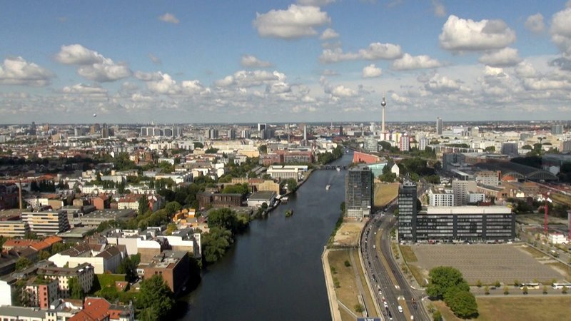Die Spree auf Höhe der East Side Gallery: Das Einsatzgebiet der Wasserschutzpolizei Berlin-Mitte – Bild: N24 Doku