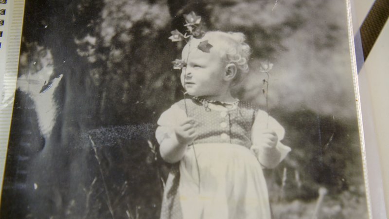 Kindheitsfoto von Heidelinde Weis. – Bild: ORF