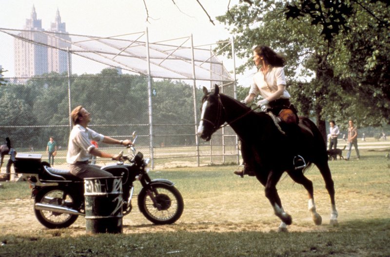 Ein ungleiches Paar: Tony Sokolow (Sigourney Weaver), die Reporterin aus gutem Hause, und Hausmeister Daryll Deever (William Hurt) – Bild: arte Ein ungleiches Paar: Tony Sokolow (Sigourney Weaver), die Reporterin aus gutem Hause, und Hausmeister Daryll Deever (William Hurt) – Bild: arte