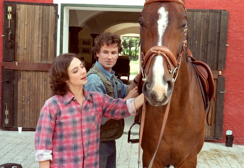 Felicitas (Julia Richter) und ihr alter Freund Valentin (Timothy Peach) haben nicht nur eine gemeinsame Vorliebe für Pferde. – Bild: MDR/​ARD Degeto/​Katrin Knoke