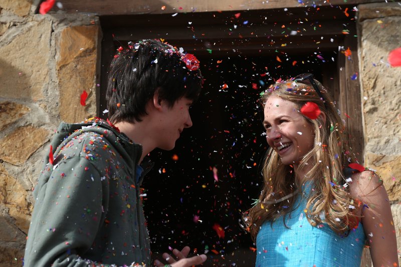 Tulsa (Britt Robertson) und Gardner (Asa Butterfield) – Bild: TVNOW / Tobis Film Tulsa (Britt Robertson) und Gardner (Asa Butterfield) – Bild: TVNOW / Tobis Film