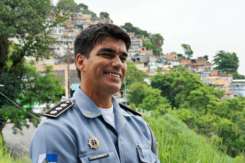 Colonel Robson Rodrigues da Silva ist Chef der Friedenspolizei UPP. – Bild: ARTE France /​ © Rodrigo Torres