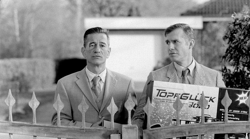 Von links: Herr Jonas (Thomas Gerber) und Herr Schmidt (Heiko Raulin). Weiteres Bildmaterial finden Sie unter www.br-foto.de. – Bild: MDR/​BR/​Hamburg Media School