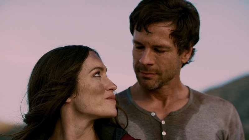 L-R: Rachel Bennett (Christina Licciardi) und Patrick Bennett (Matthew Pohlkamp) – Bild: Smart Media GmbH