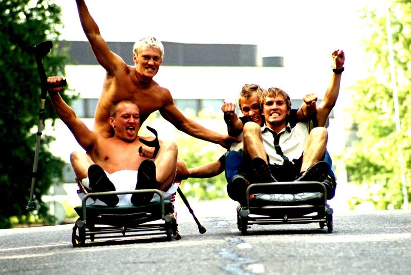 „The Dudesons“, das sind vier finnische Freunde, die waghalsig-verrückte Stunts wagen und sich dabei filmen … – Bild: Rabbit Films /​ DRG Lizenzbild frei