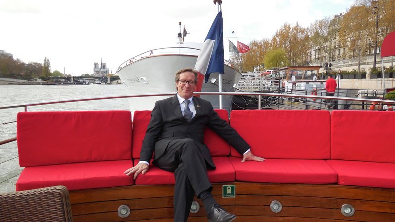 Roderick Levejac, Chefconcierge im Hotel George V, Paris, auf einem Boot bei einer Seine-Rundfahrt – Bild: WDR /​ © Florianfilm GmbH