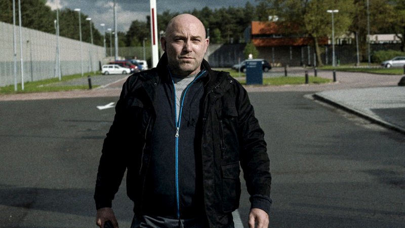 Ex-Hooligan Ricardo (Loek Peters) versucht nach verbüßter Haftstrafe mit seiner Familie einen Neuanfang. – Bild: ARTE France Ex-Hooligan Ricardo (Loek Peters) versucht nach verbüßter Haftstrafe mit seiner Familie einen Neuanfang. – Bild: ARTE France