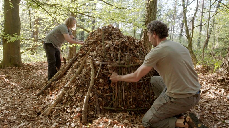 Survivaltraining in der Eifel: Übernachten im Wald mit selbstgebauter Laubhütte. – Bild: WDR