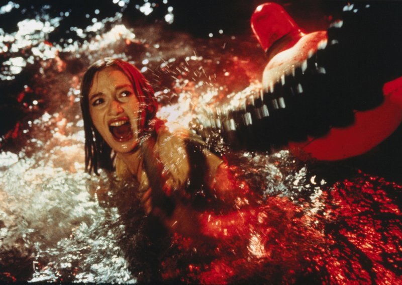 Vicky Gleason (Delia Boccardo) hat keine Chance gegen den Riesenkraken. – Bild: Tele 5 /​ MGM /​ MGM /​ © MGM