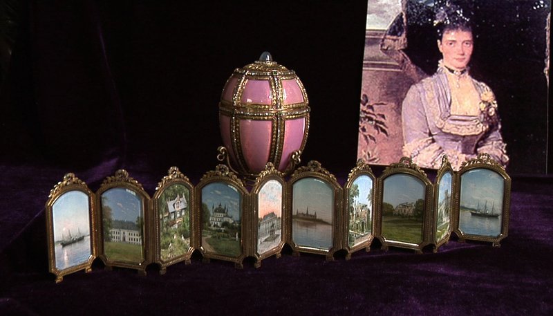 rbb Fernsehen FABERGÉ – OSTEREIER FÜR DEN ZAREN, am Sonntag (24.04.11) um 12:45 Uhr. Im Russland des ausklingenden 19. Jahrhunderts, kurz vor Ende der Zarenschaft, fertigt der Juwelier Carl Peter Fabergé seine kunstfertigen Eier aus edelsten Materialien für die Zarenfamilie an. Bis heute haben diese Kunstwerke nichts von ihrer Anziehungskaraft und ihrem Mythos verloren und stehen für ein Höchstmaß an handwerklicher Schmiedekunst. Dänisches Palast-Ei aus dem Jahr 1890. – Bild: „Bild: rbb/ARTE/Bernd-Boehm-Filmp rbb Fernsehen FABERGÉ – OSTEREIER FÜR DEN ZAREN, am Sonntag (24.04.11) um 12:45 Uhr. Im Russland des ausklingenden 19. Jahrhunderts, kurz vor Ende der Zarenschaft, fertigt der Juwelier Carl Peter Fabergé seine kunstfertigen Eier aus edelsten Materialien für die Zarenfamilie an. Bis heute haben diese Kunstwerke nichts von ihrer Anziehungskaraft und ihrem Mythos verloren und stehen für ein Höchstmaß an handwerklicher Schmiedekunst. Dänisches Palast-Ei aus dem Jahr 1890. – Bild: „Bild: rbb/ARTE/Bernd-Boehm-Filmp