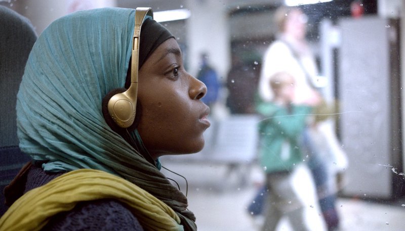 Zizidi (Yasmin Mwanza) ist nach England geflohen, da sie in ihrem Heimatland Guinea als Mädchen wertlos und dort ständiger Gewalt ausgesetzt ist. – Bild: WDR/​Starline Entertainment