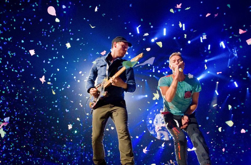 Chris Martin (re.) und Jonny Buckland (li.) von der britischen Band Coldplay beim Konzert in Montreal – Bild: ZDF /​ © THE GAZETTE/​John Kenney
