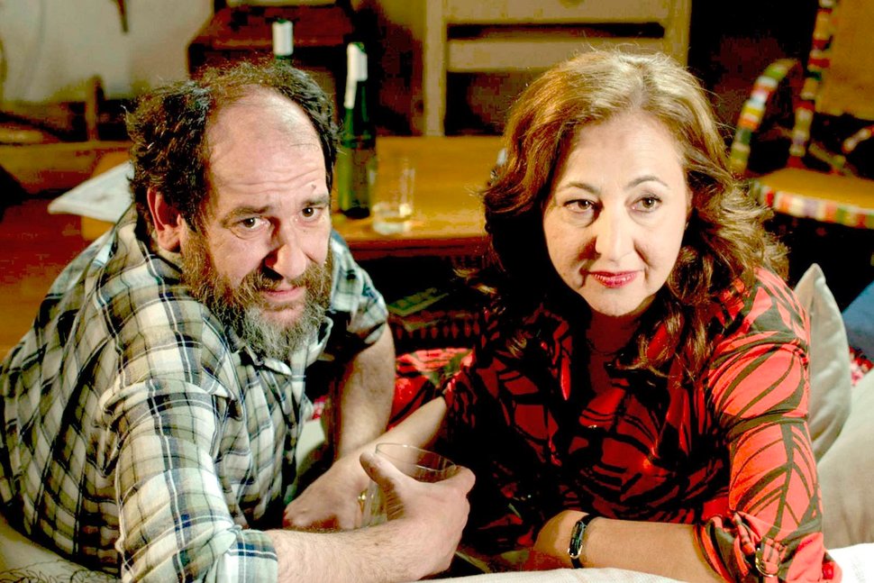 L-R: Koldo (Karra Elejalde), Merche (Carmen Machi) – Bild: Alamode